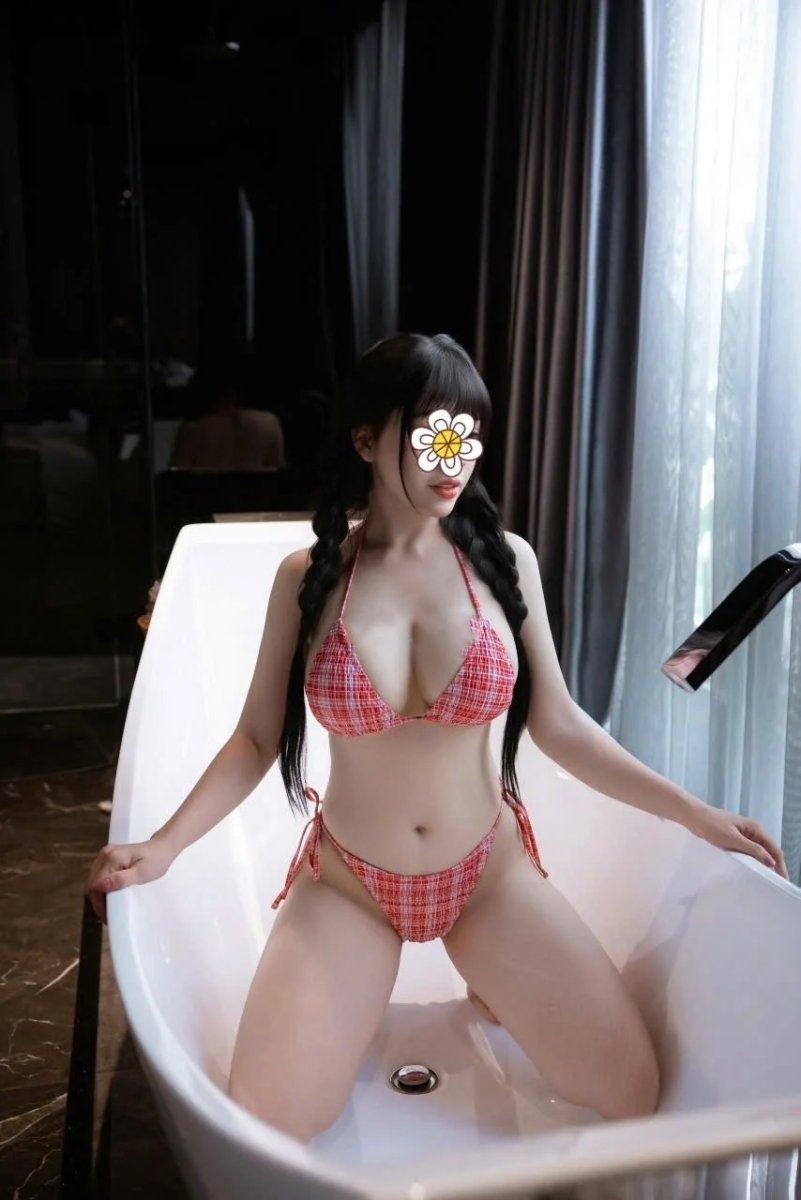 EM GÁI MẶT XINH DA TRẮNG LÀM TÌNH CỰC ĐỈNH CHIỀU CÁC ANH ZAI CHU ĐÁO NHẸ NHÀNG