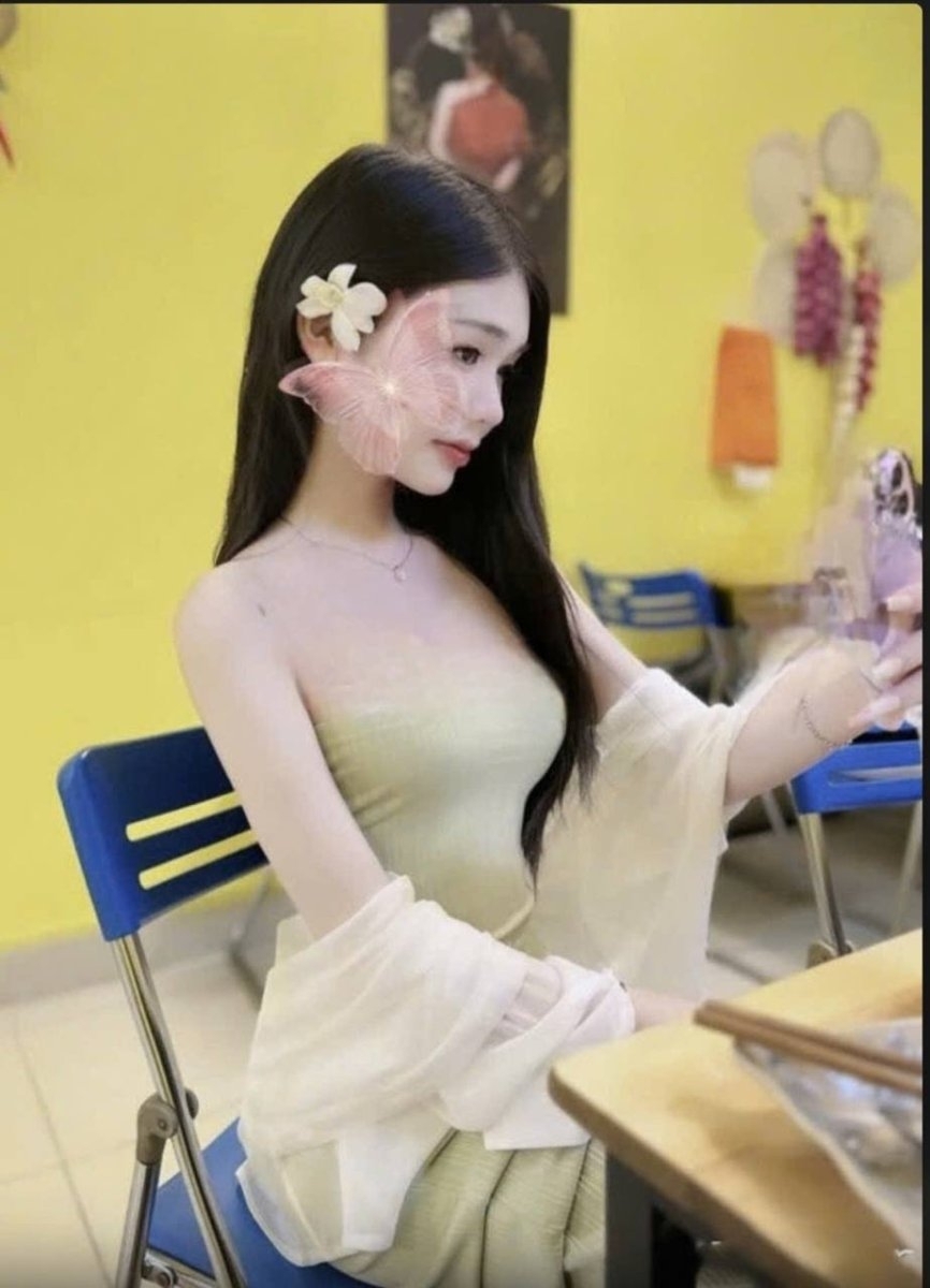 Vạn phúc. Bé gái xinh tươi. Ngọt ngào quyến rũ